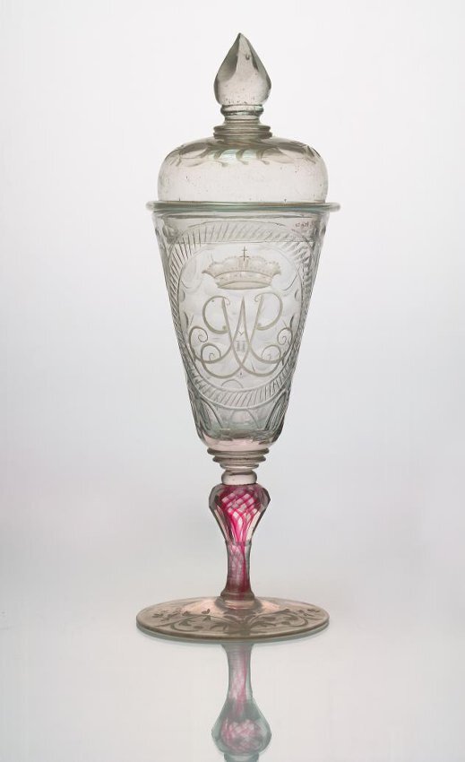 Кубок с крышкой. Россия, Ямбургский завод, 1727-1730. Высота: 25,4 см; диаметр: 7,6 см.