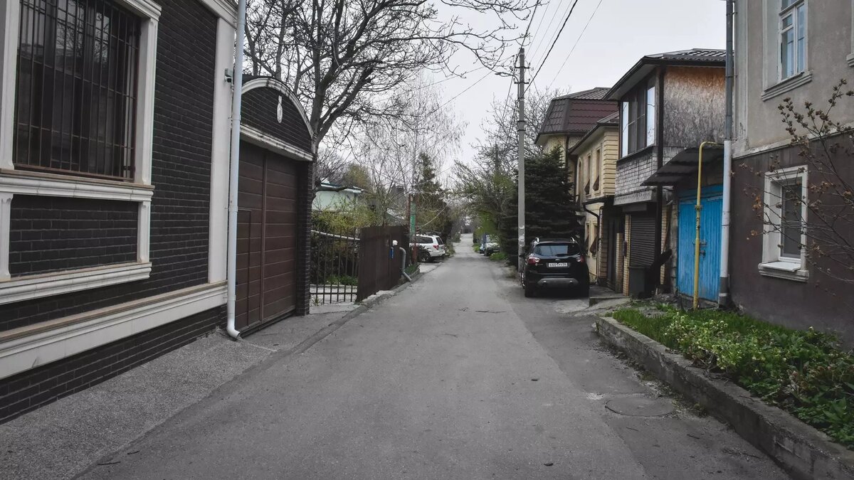     По мнению авторов видеообращения, семья Исхаковых распоряжается земельными участками по своему усмотрению, несмотря на то, что они предназначены для общего использования. Также они заявляют о появлении «майнинговой фермы» под покровительством Рустама Исхакова.