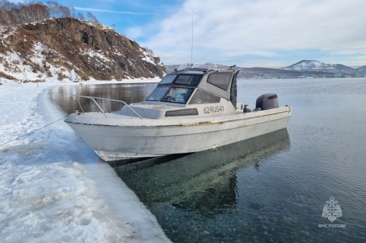    На Камчатке оштрафовали владельца зажатого льдами катера с людьми