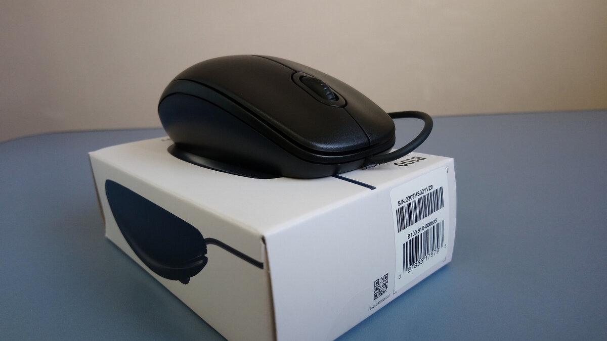 Мышь выглядит строго и лаконично.