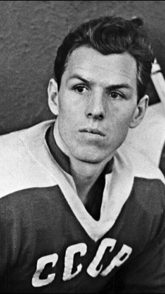 Старшинов очень любил спорт, отчего сутками проводил на улице в очередном «дворовом» сражении по футболу либо хоккею.