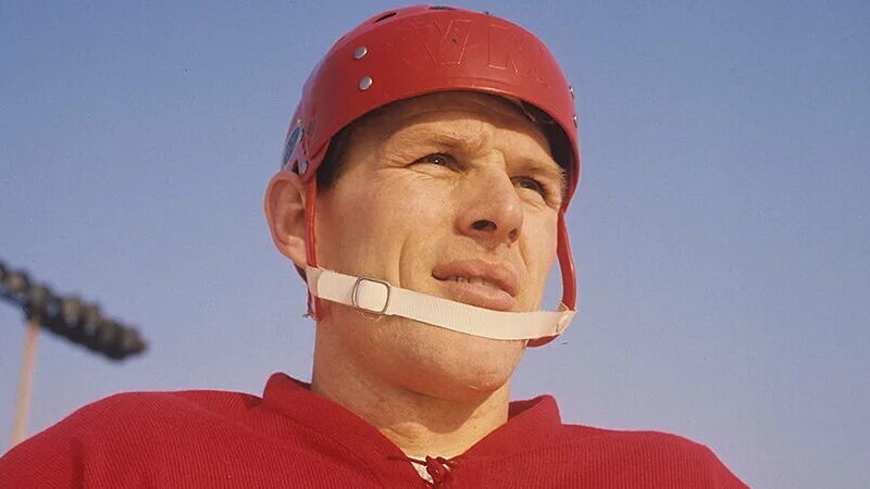 Вячеслав Старшинов из «Спартака», которому рукоплескали и свои, и чужие болельщики, когда он выходил на лёд.