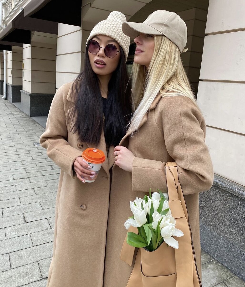 Фото pinterest.com. На девушках пальто бренда OVERCOAT MOOD.