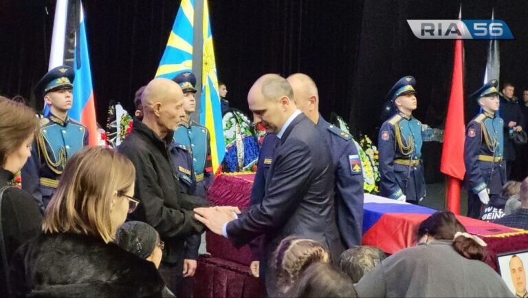    Проститься с летчиками-героями пришли первые лица Оренбуржья Андрей Севостьянов