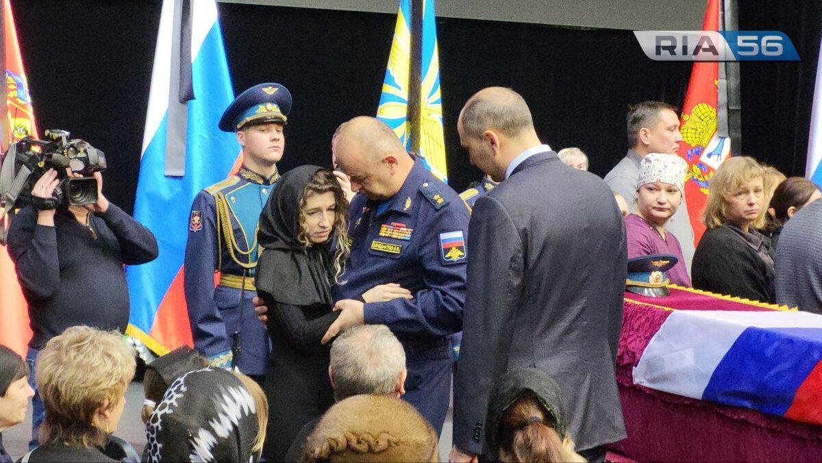    Проститься с летчиками-героями пришли первые лица Оренбуржья Андрей Севостьянов