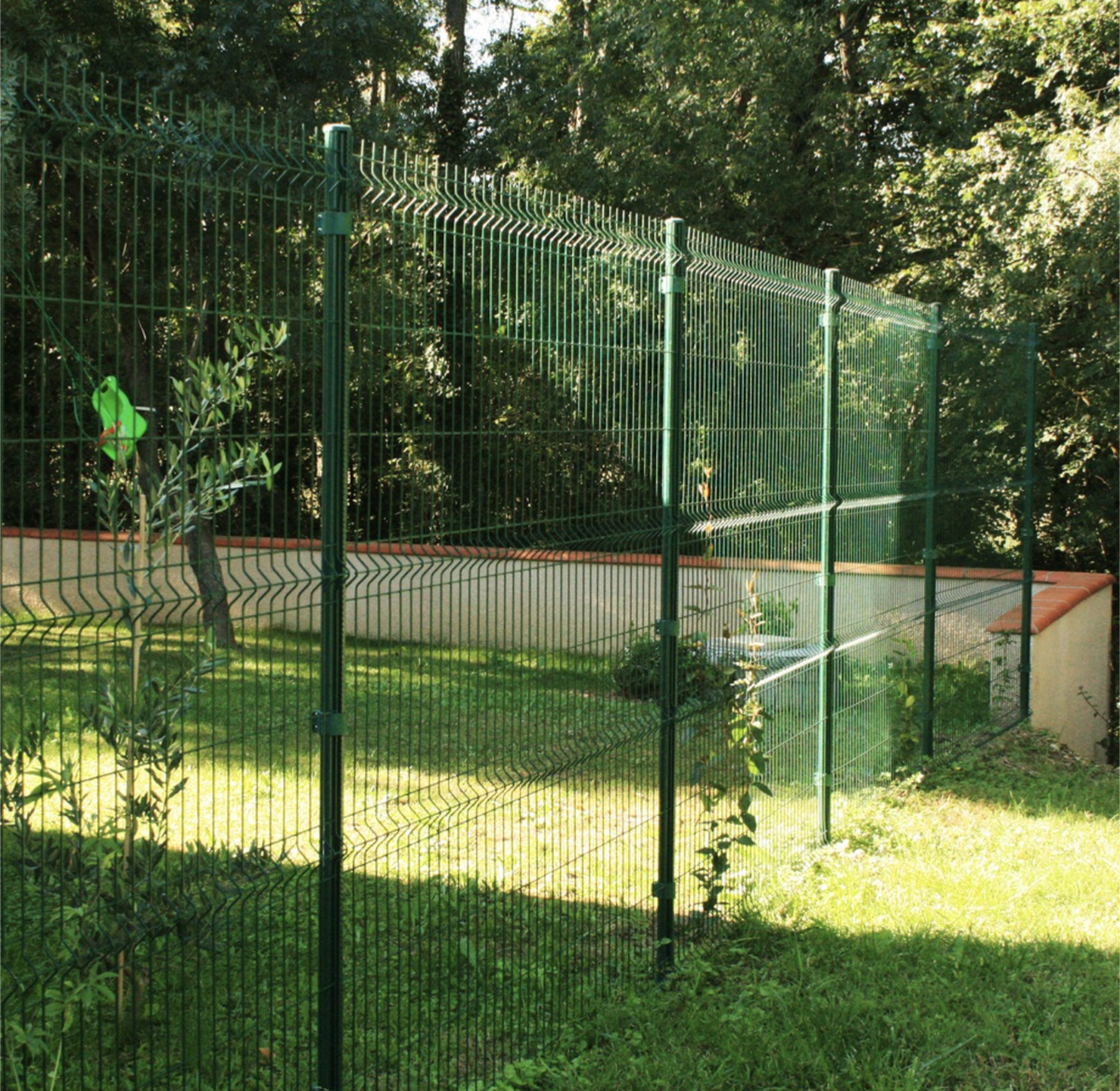 Заборы дом участок. Заборы для дачных участков. Забор в частном доме. Кирпич брик забор. Забор на дачном участке.