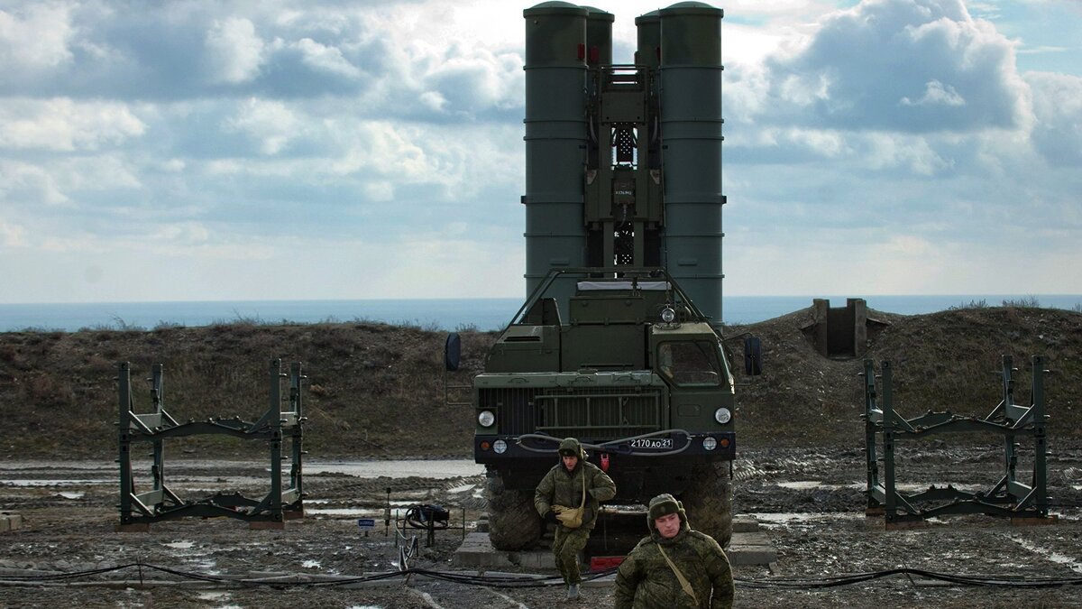    #Зенитный ракетный комплекс С-400 "Триумф" полка противовоздушной обороны в Феодосии© РИА Новости . Сергей Мальгавко