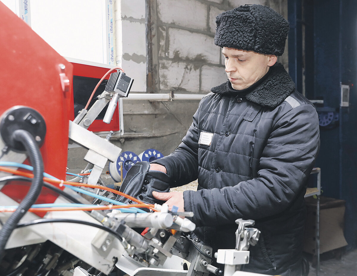 Александр Чекмарёв планирует и дальше заниматься обувным делом