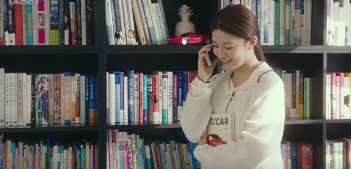 Кадр из дорамы. Девушка подбадривает его перед собеседованием.