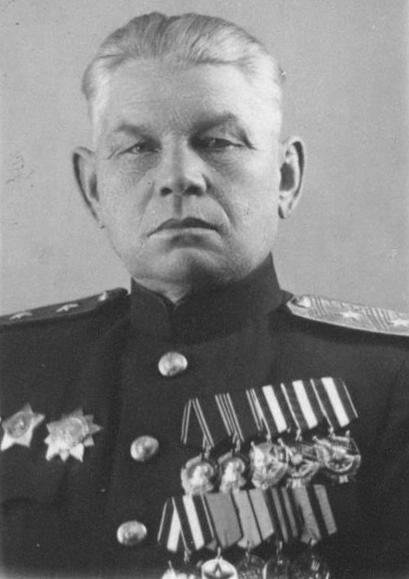 Рябышев Дмитрий Иванович, генерал-лейтенант (1940 год). 22 октября была издана Директива Ставки ВГК о назначении Д. И. Рябышева на должность командующего 57-й армией, дислоцировавшейся в районе Сталинграда. 1 января 1942 года армия вошла в состав войск Южного фронта и в январе под командованием Рябышева принимала участие в ходе Барвенково-Лозовской наступательной операции, во время которой армия прошла с боями на запад примерно на 100—120 км. В конце февраля 1942 года Рябышев заболел тифом и был госпитализирован. 