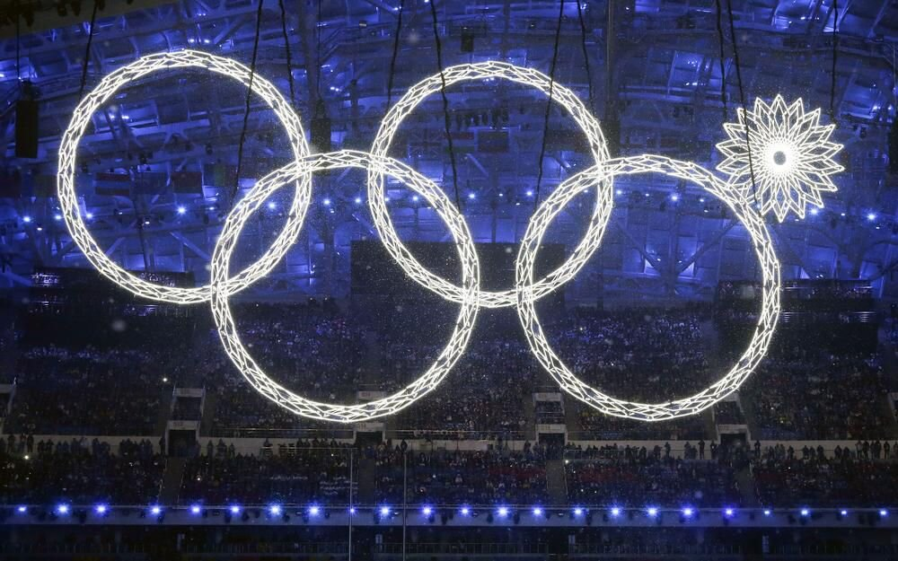 Одно нераскрывшееся олимпийское кольцо, так и оставшееся снежинкой