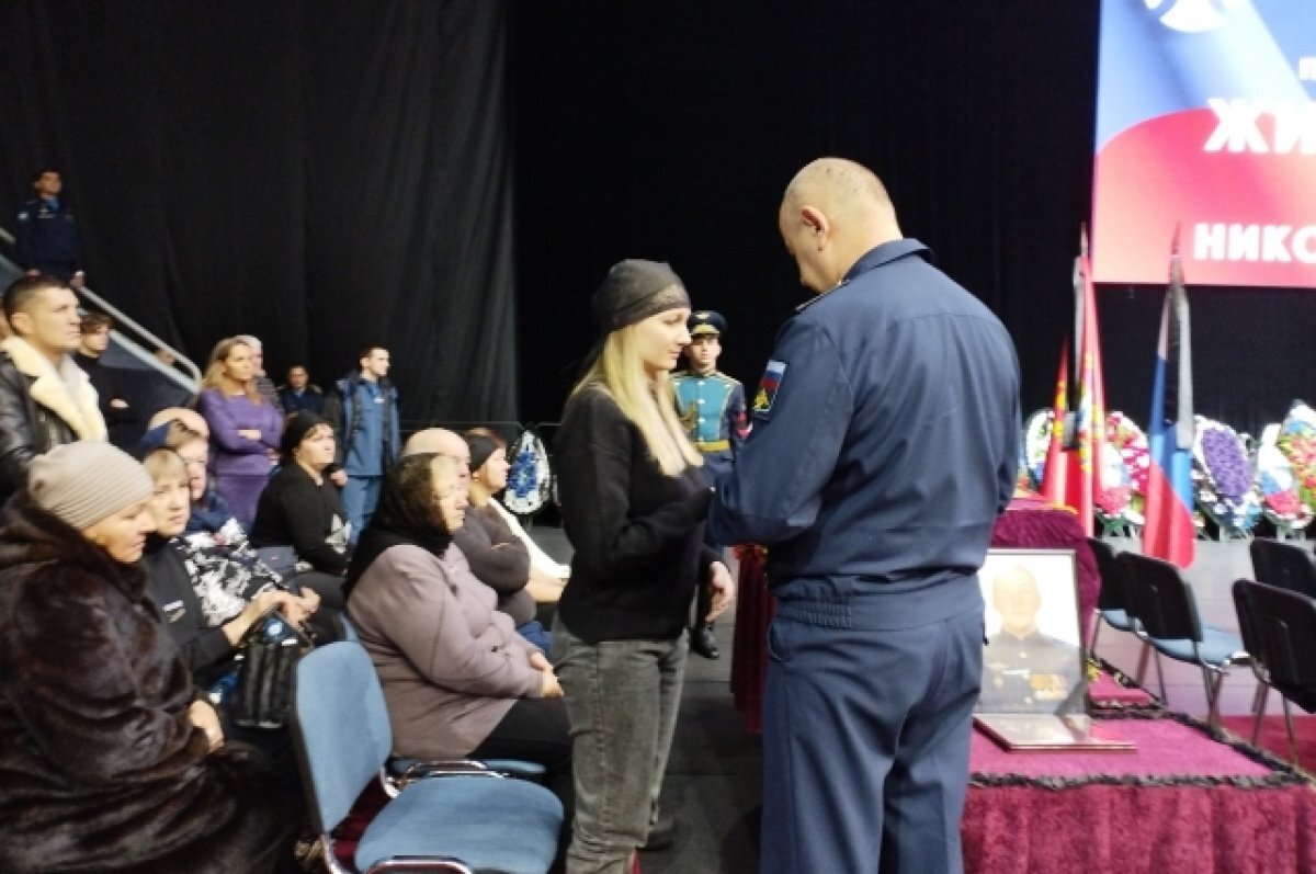    Семьям погибших членов экипажа Ил-76 передали Ордена Мужества