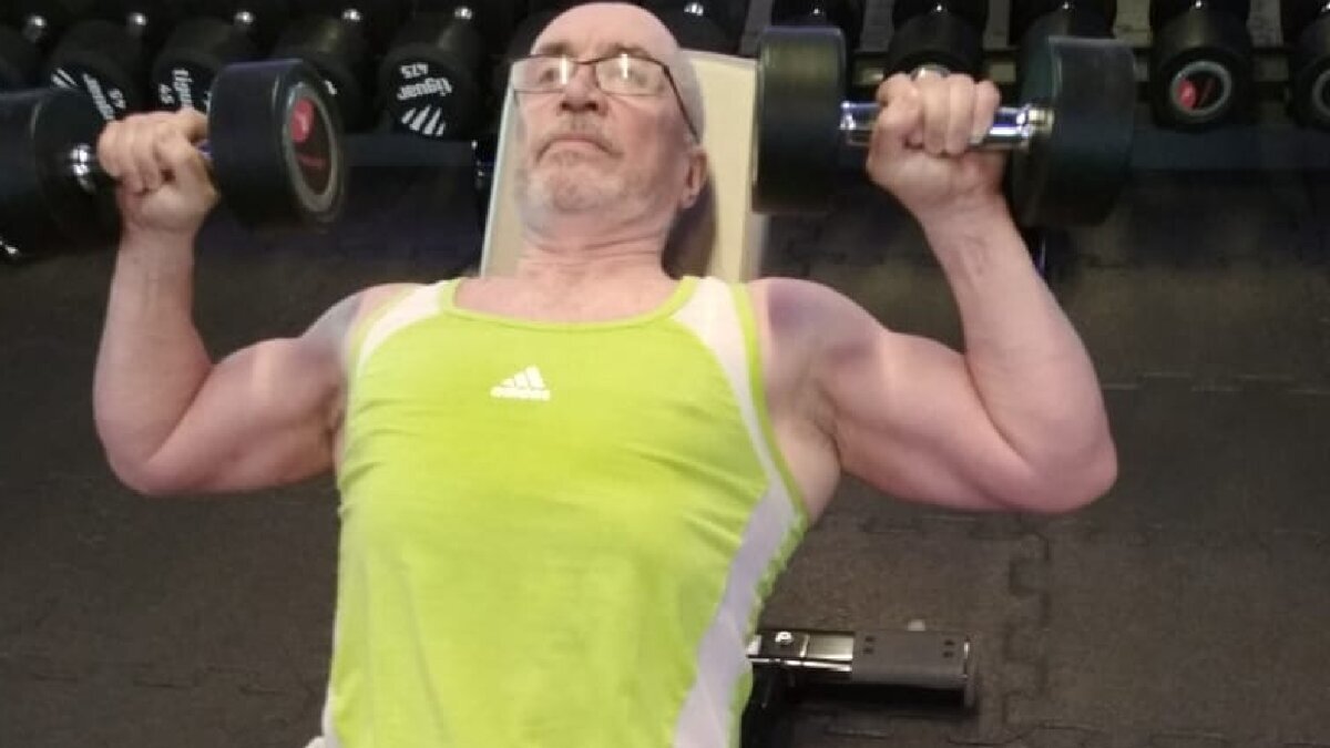 Сейчас вдох, когда поднимем руки - выдох.