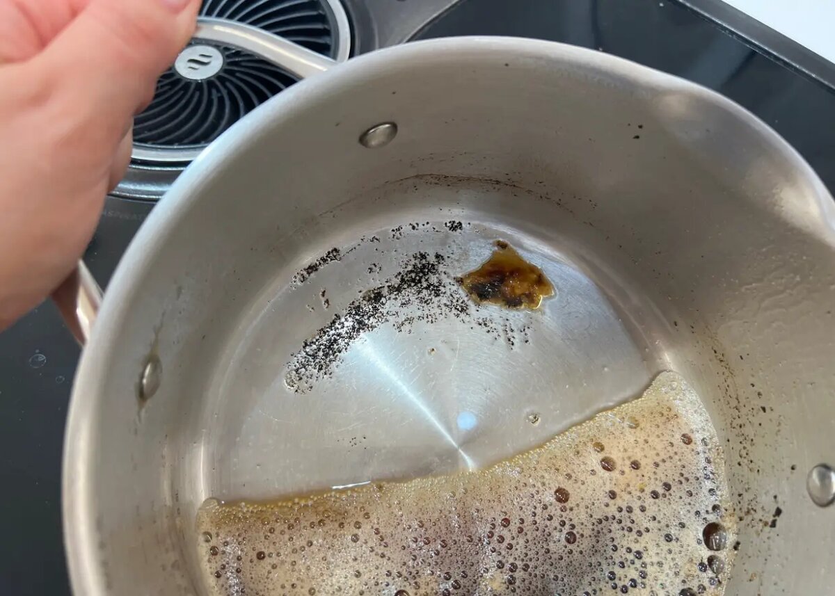 Как отмыть кастрюлю от нагара. Подгорела кастрюля. Очистка посуды от нагара. Чистка сковороды нержавейка. Алюминиевая сковорода с нагаром.