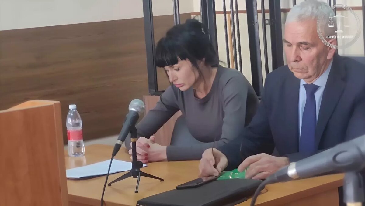     Мать из Курганинска Краснодарского края выплатит 200 тысяч рублей своей дочери за то, что выгнала ее босую из дома, вытолкав за дверь, из-за чего девочка сильно ударилась головой о бетонный пол, все это «воспитание» сопровождалось отборным матом, сообщили в Курганинском райсуде.