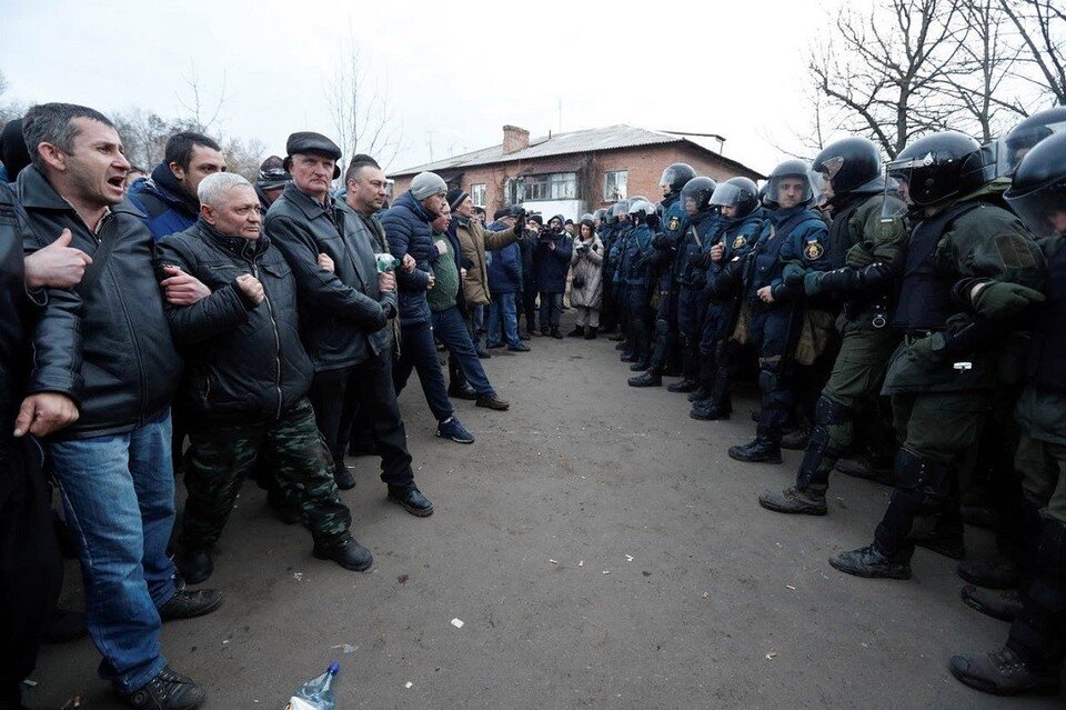    Февраль 2020 года, столкновения местных жителей и полицейских в поселке Новые Санжары. REUTERS