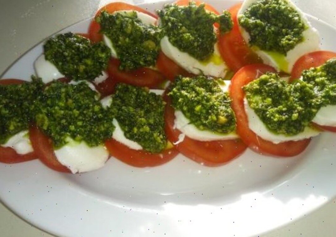 Вот такая у меня домашняя версия капрезе. Может, и не совсем по правилам - много воды утекло с тех пор, кое-что уже забылось, но мне очень вкусно! 😋