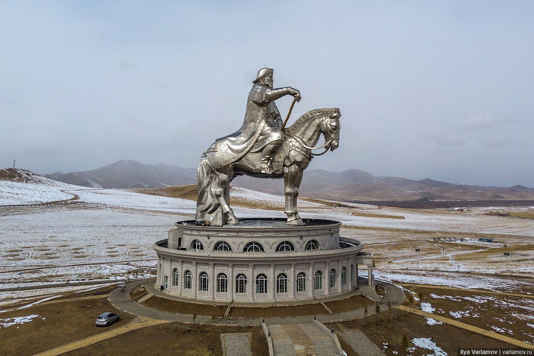 Монголия самое главное. Памятник Чингисхану в Улан-Баторе. Памятник Чингисхану в Монголии в Улан Баторе. Конная статуя Чингисхана в Монголии. Памятник Чингис хаан на лошади Монголия.
