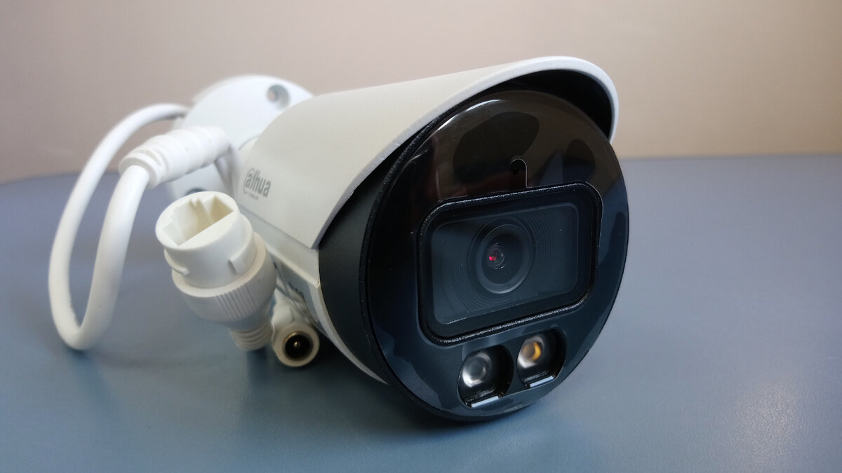 Питать камеру можно по Рое либо через отдельный разъём 12В.