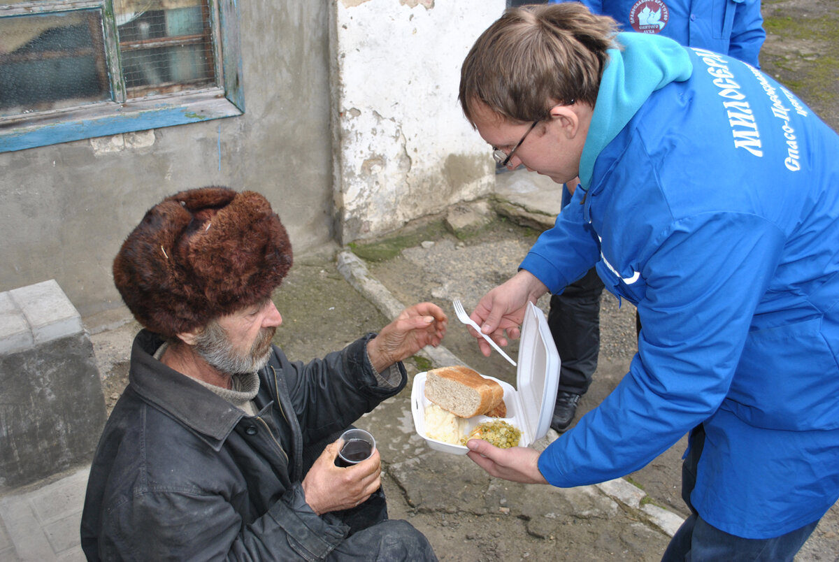 человек помогает бездомному человеку. протянутые ладони. работа с детьми в трудной жизненной ситуации. люди помогают друг другу. человек помогает другому.