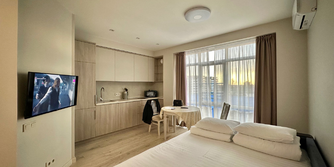 Говорят, что в Сириусе дорого отдыхать, а мы нашли красивую студию за 1938 рублей в сутки недалеко от моря и Южных культур