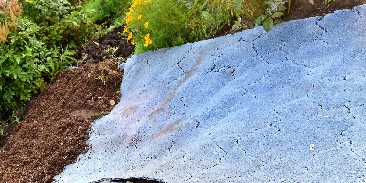 Ковролин засыпаем слоем песка