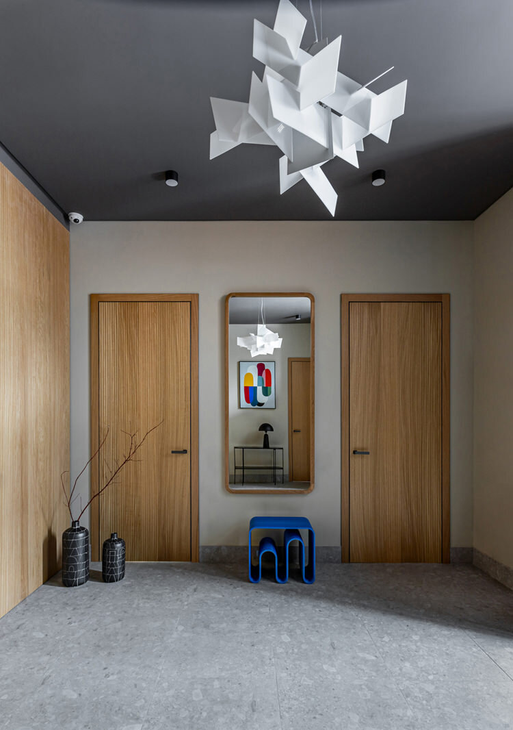 Подмосковный дом по дизайну Сары Михайловой. Прихожая. Стул, Eburet. Светильник, Foscarini. Везде в доме краска, Avium. Керамогранит, Porcelanosa.