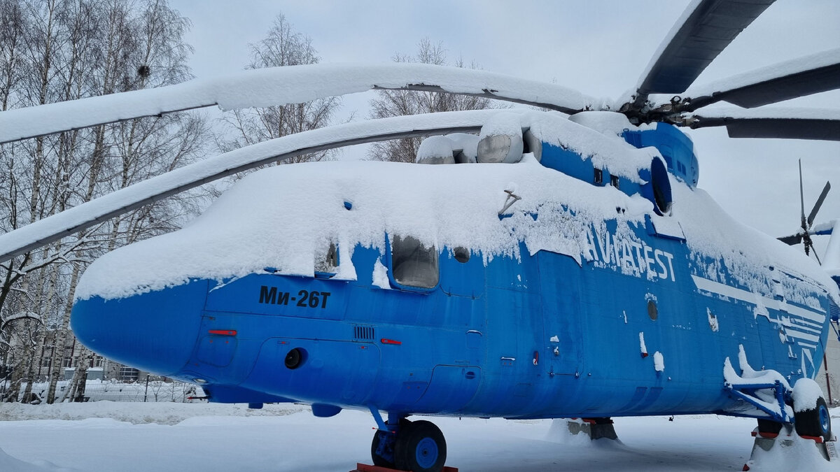 Вертолёт Ми-26 в Риге на улице Резекнес. Фото: Александр Ржавин, декабрь 2023 года.