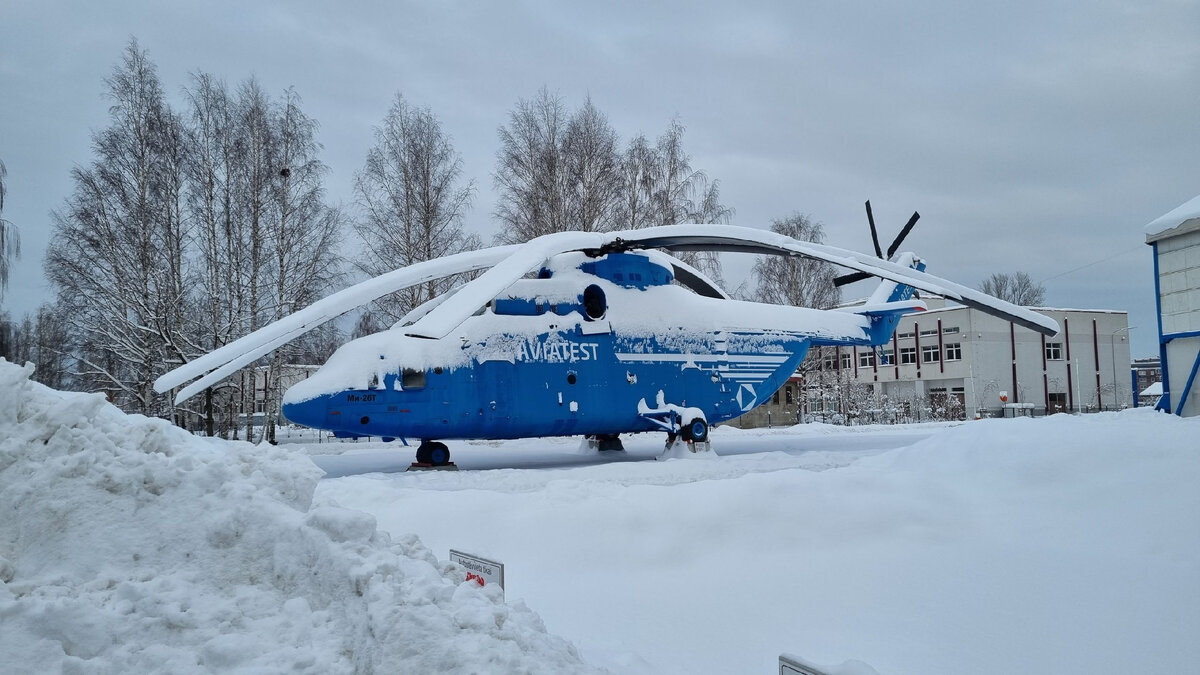 Вертолёт Ми-26 в Риге на улице Резекнес. Фото: Александр Ржавин, декабрь 2023 года.