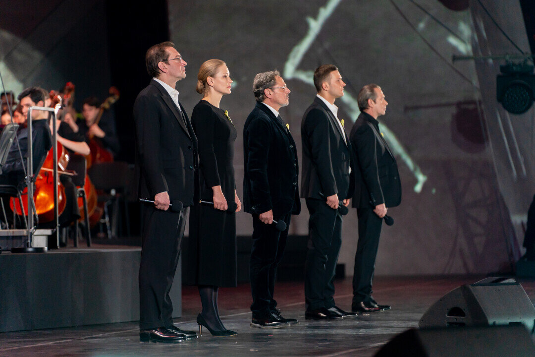 Посвященная 80 летию прорыва блокады. Памятник блокаде. 80 летие блокады ленинграда. Блокадный ленинград здания. Рисунок на тему прорыв блокады ленинграда.