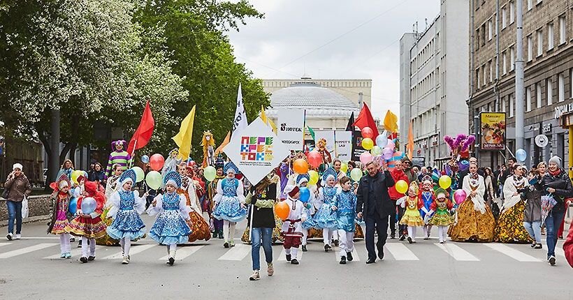 В 2019 году Новосибирский областной театр кукол провёл первый Международный фестиваль театров кукол «Перекрёсток», он открылся шествием по улице Ленина. 