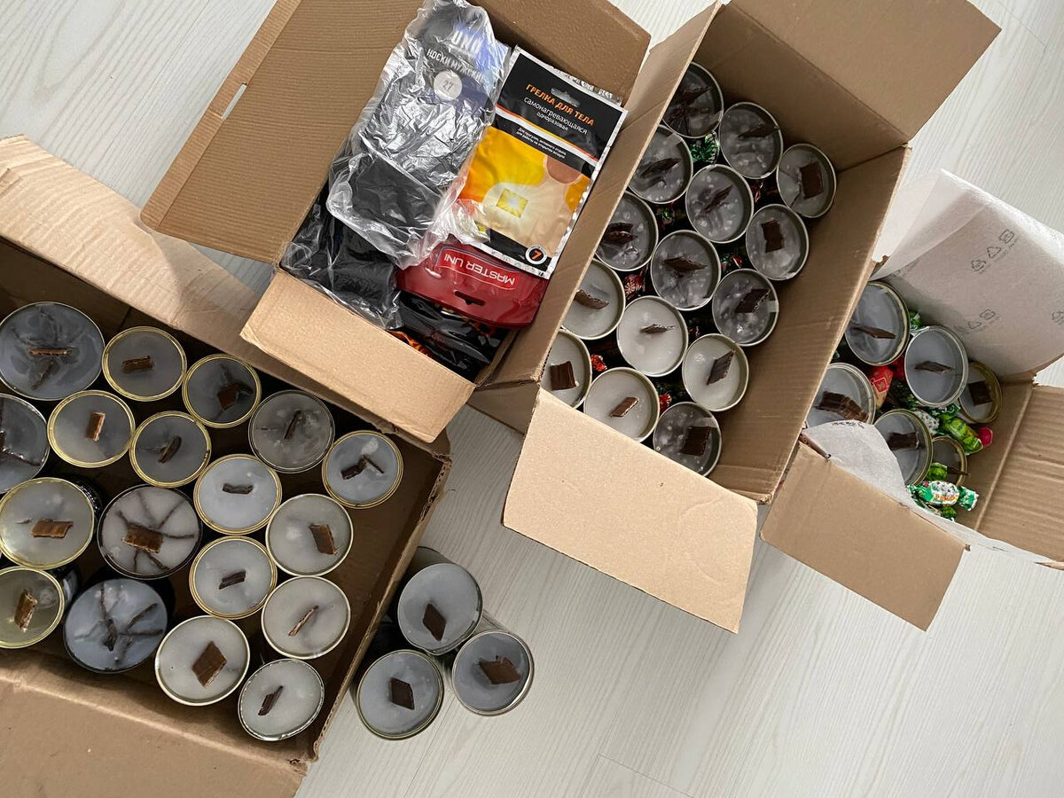 А эти посылки со свечами  ☝️"Тепло родного Кузбасса " подготовила к отправке бойцам моя сестра..В одну посылку положили согревающие пластыри и стельки, носки.