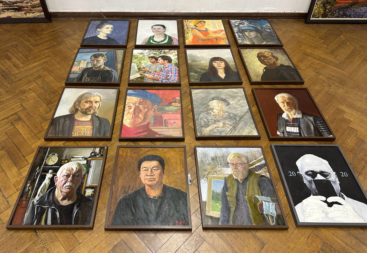 Подготовка выставки «Автопортреты кафедры академической живописи РГХПУ им. С.Г. Строганова». 2023