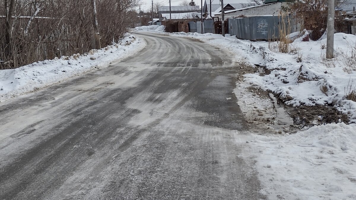    В Саратове пожаловались на проваливающуюся дорогу в ЖасминкеНовости Саратова и области – Сетевое издание «Репортер64»