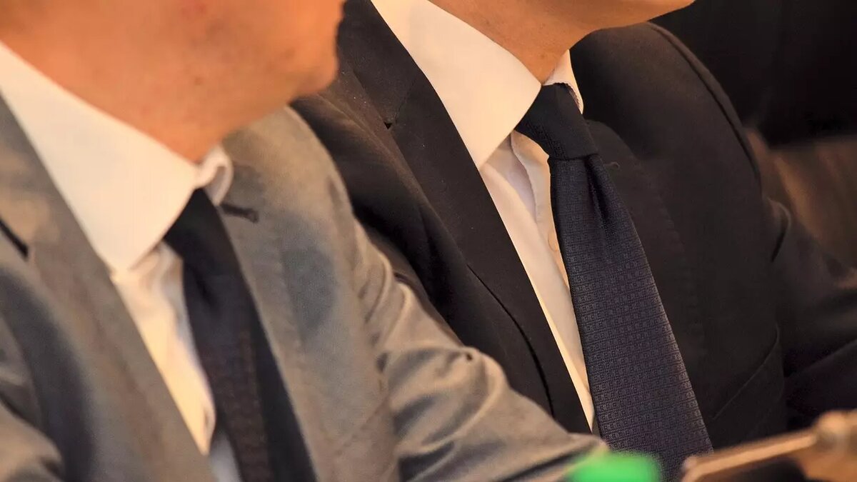     Также в мэрии открыта вакансия заместителя директора департамента имущественных отношений.