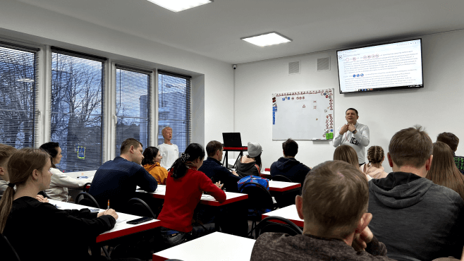 экзамен в вузе. школьный экзамен. старшеклассники в школе. школьники на экзамене. экзамены в сша.