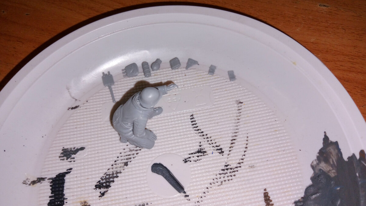 Окраска фигурки "наводчика расчёта" из набора немецкая противотанковая пушка пак-36 от фирмы звезда. Личное фото.