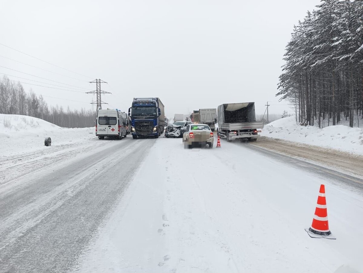    Между Нефтеюганском и Сургутом в ДТП погибла женщина