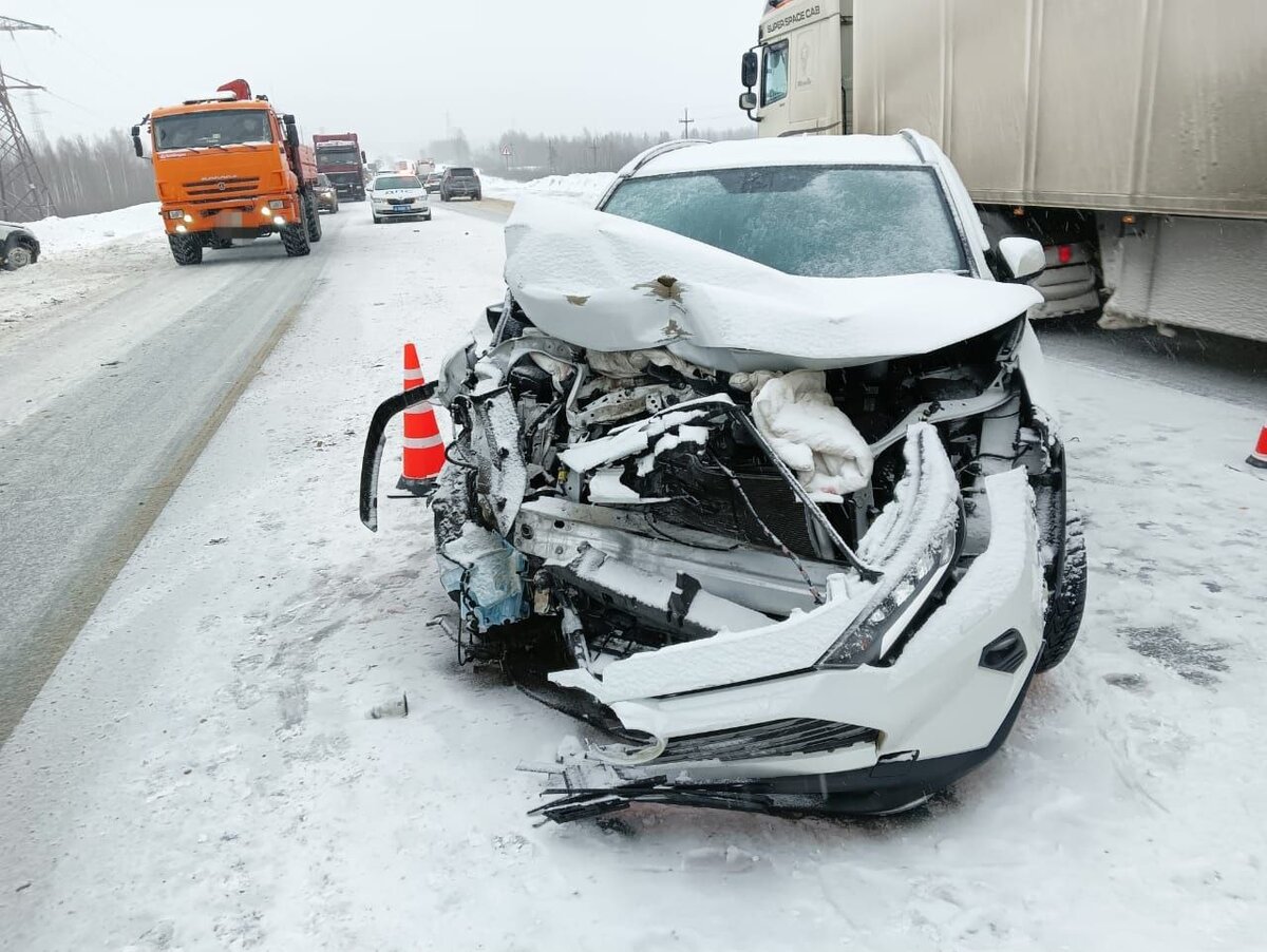    Между Нефтеюганском и Сургутом в ДТП погибла женщина