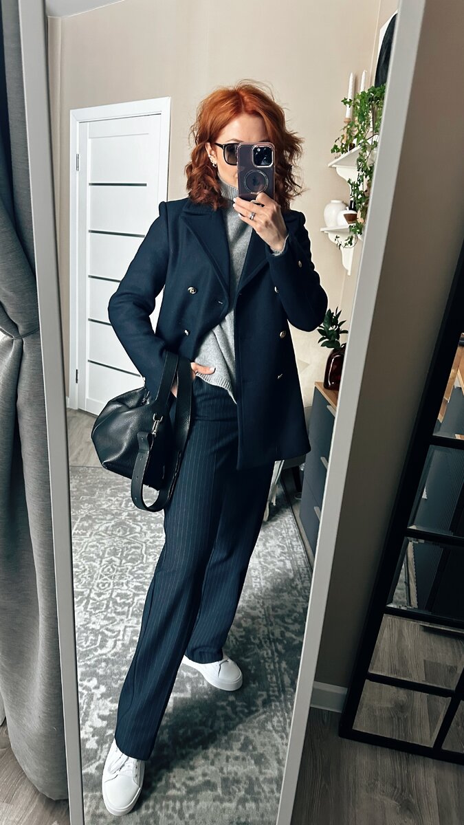 У меня две любимые укладки — кудри, когда я использую крупную плойку или утюг, и просто высушенные фен-щеткой волосы. 