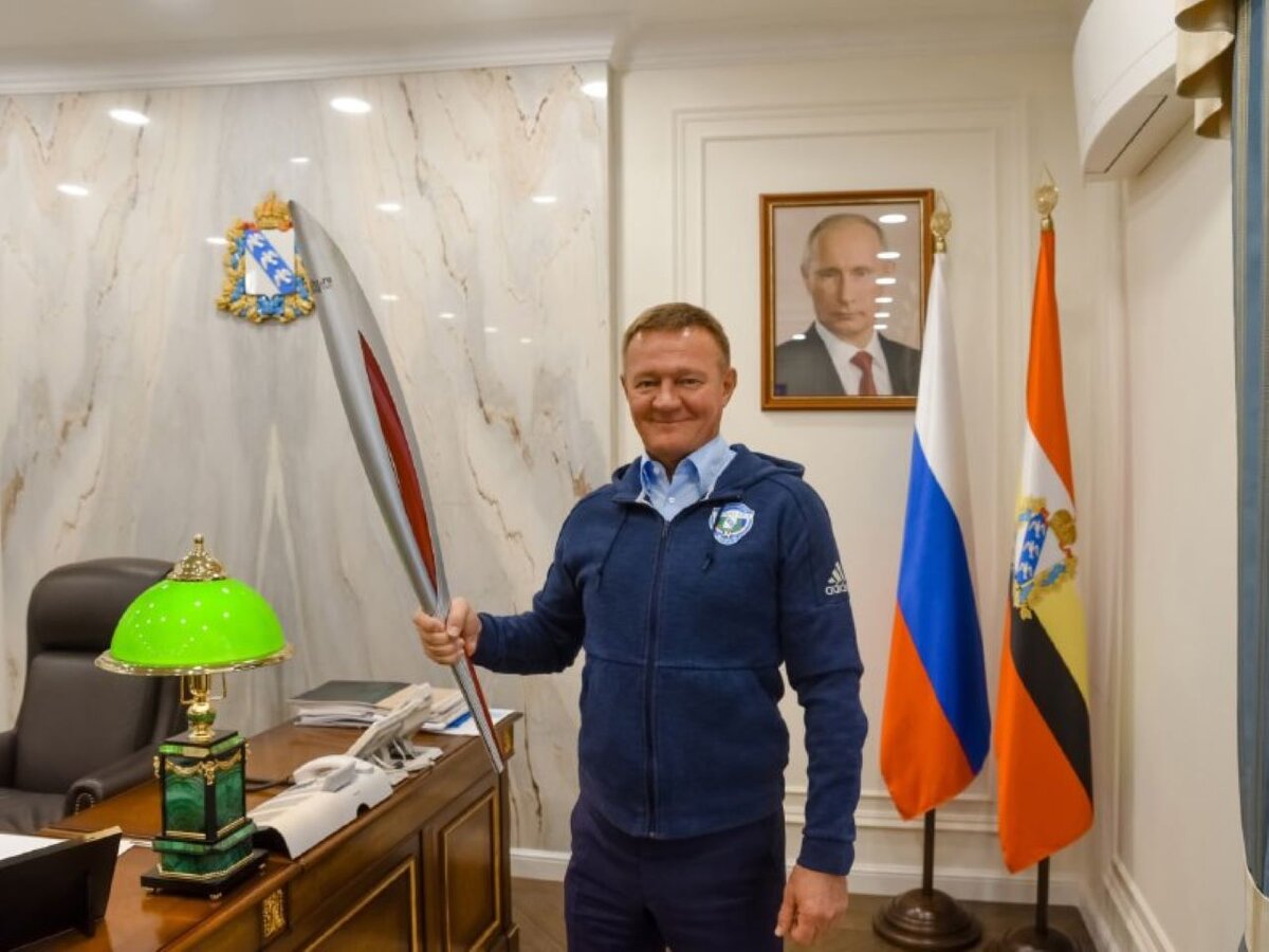    Роман Старовойт хранит в своём кабинете олимпийский факел