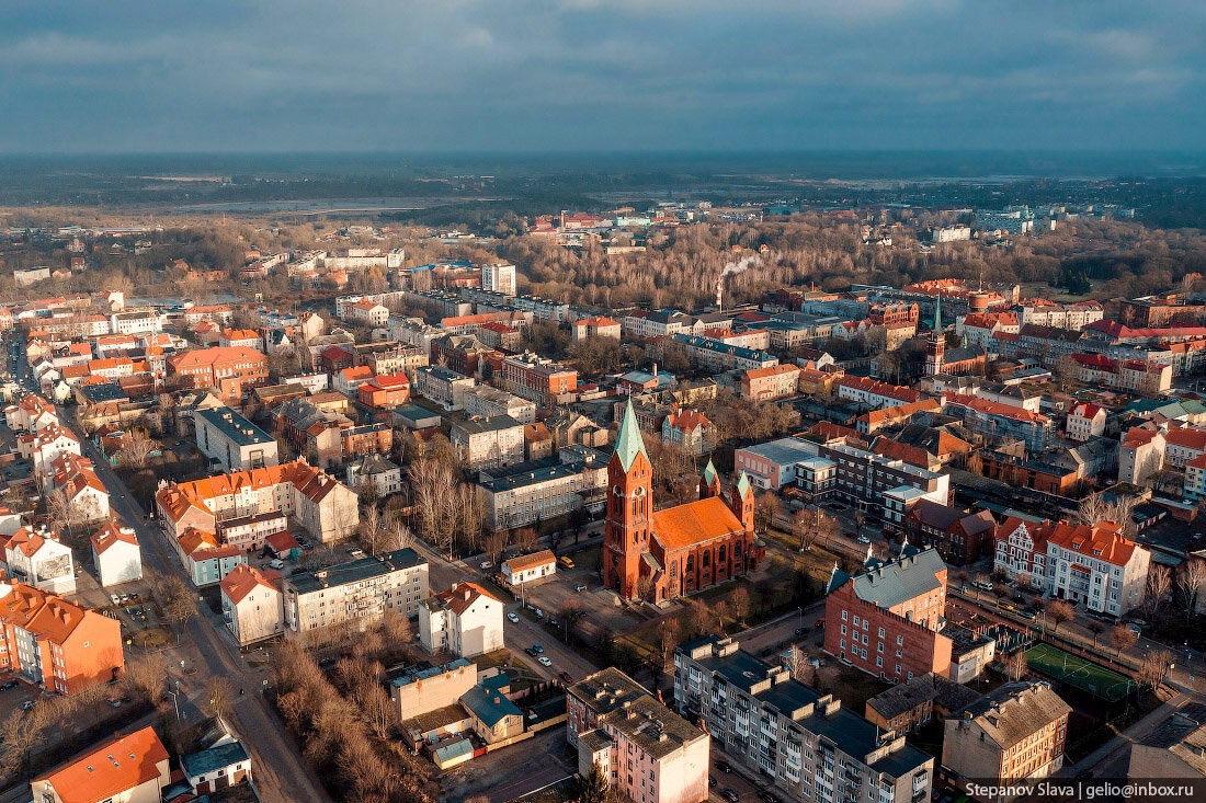 Город находится на расстоянии 80 км от Калининграда на востоке области. Внешне это небольшой старинный европейский город с населением около 40 тысяч человек.