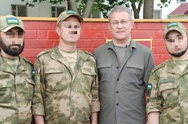    Амир с боевыми товарищами и главой Башкирии Радием Хабировым. Фото:  АиФ