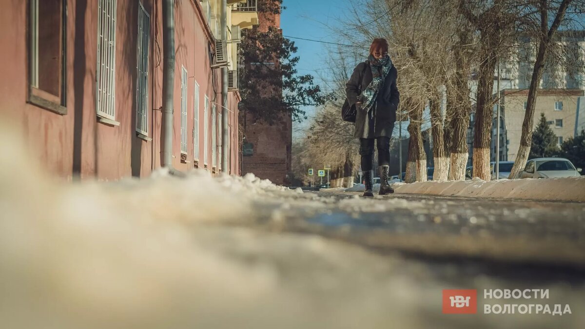     Волгоградцы остались недовольны работой коммунальных служб этой зимой. Горожане жалуются на гололедицу и глыбы грязного снега на тротуарах. В мэрии твердят, что прикладывают все усилия для наведения порядка на улицах.