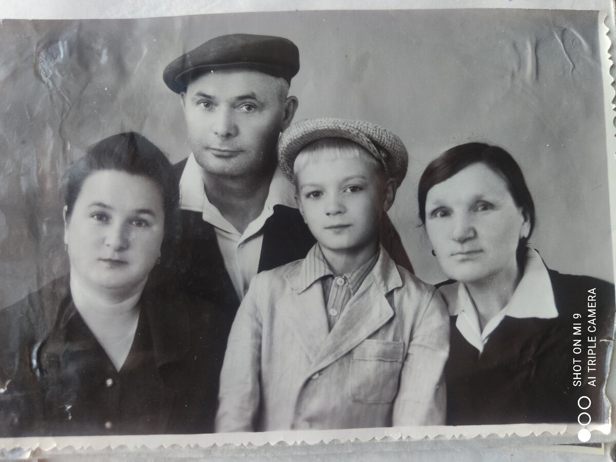 Мама, отчим, я и тётя. 1960г.