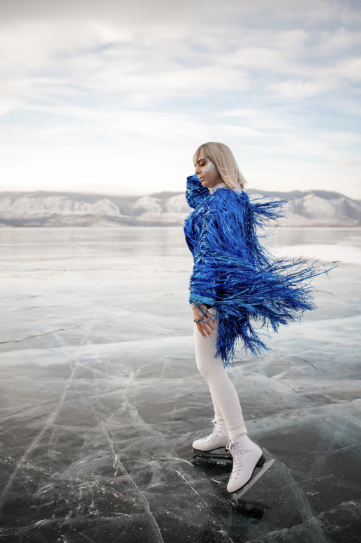 солнце сквозь деревья. источник энергии солнца. уличные облака. солнце в облаках силуэт. облака в форме следа от самолета.