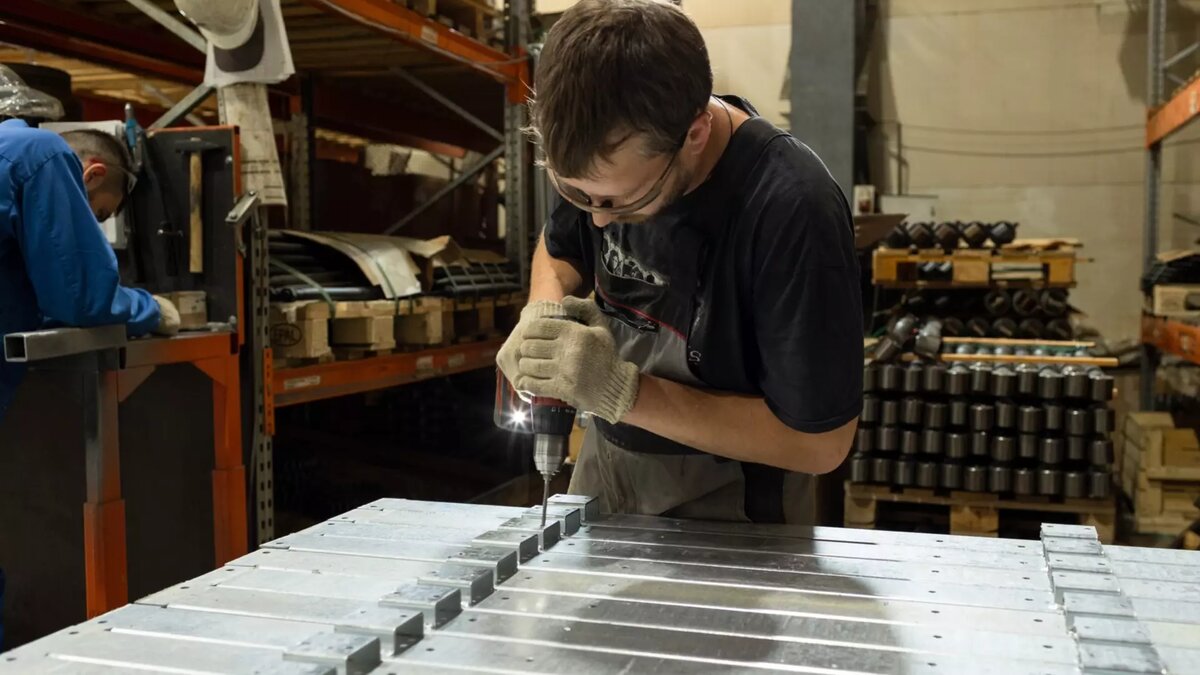     В России идет настоящая гонка за кадрами, поэтому предприятия неизбежно поднимают уровень заработной платы. Об этом сообщил «Новым Известиям» глава Торгово-промышленной палаты (ТПП) РФ Сергей Катырин.