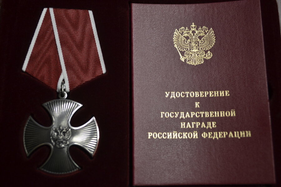    В ивановском военкомате вручили награды семьям воинов, погибших в зоне СВО