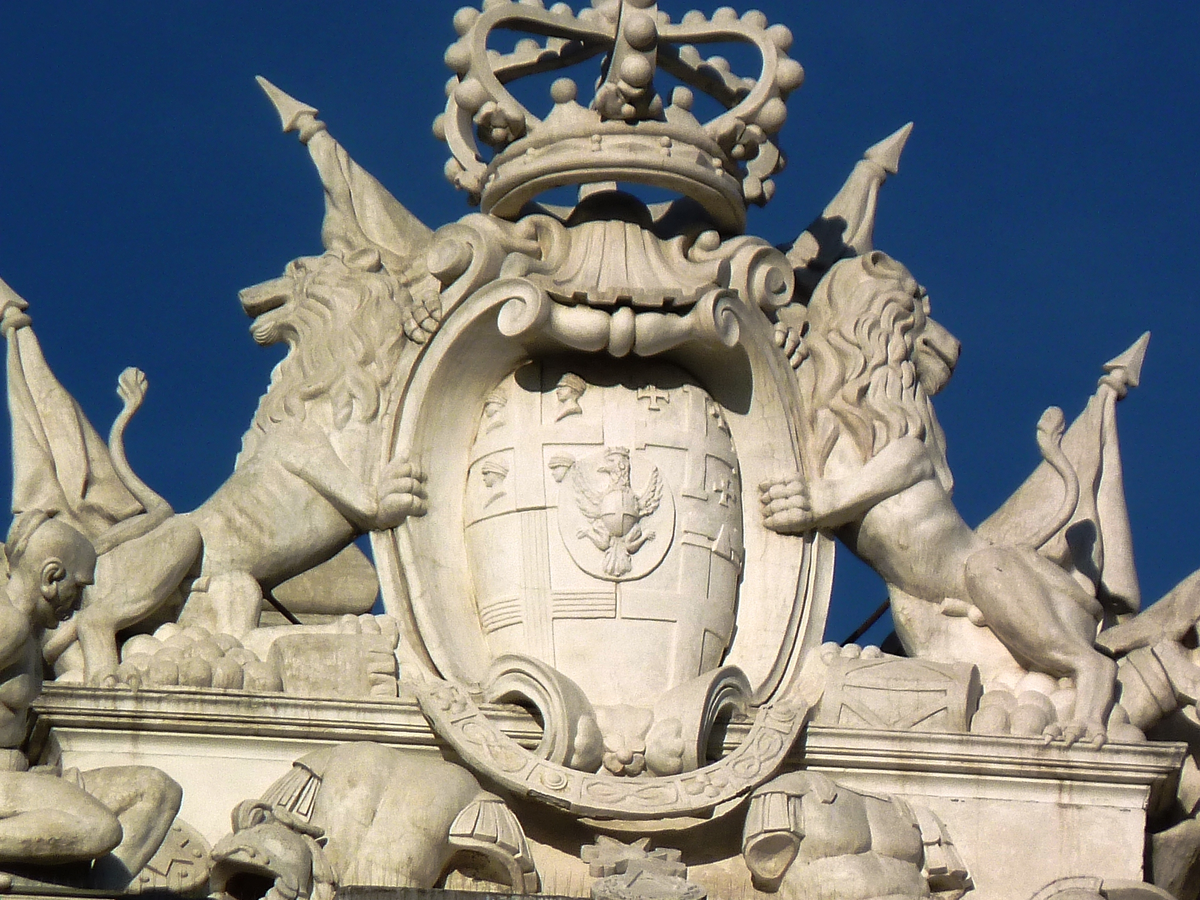 Дракон на гербе города Геную. Как раз в Генуе открылся первый в мире Банк.