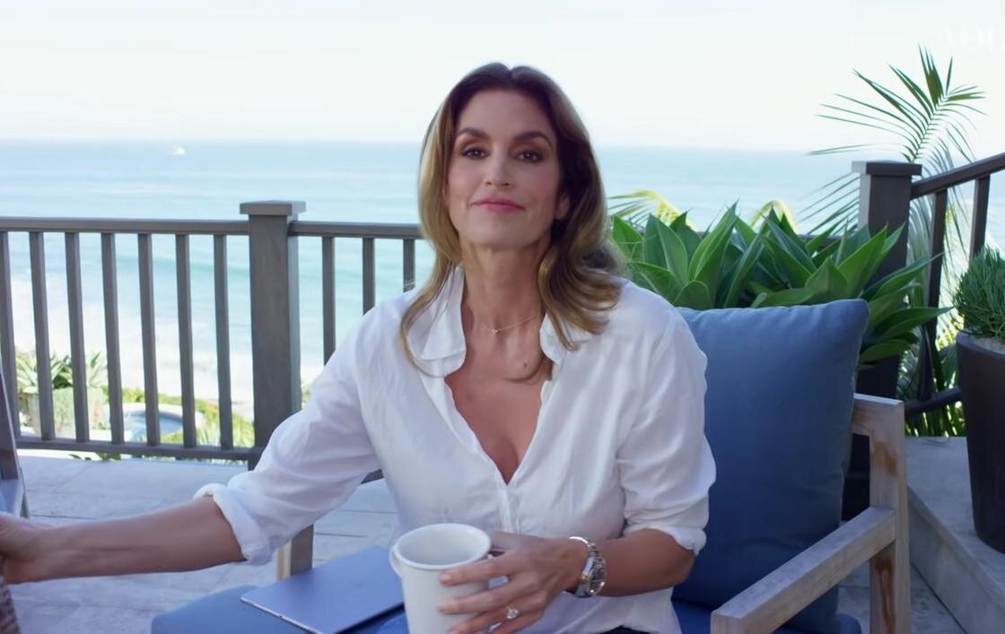    Синди Кроуфорд на фоне моря:YouTube / Vogue Russia